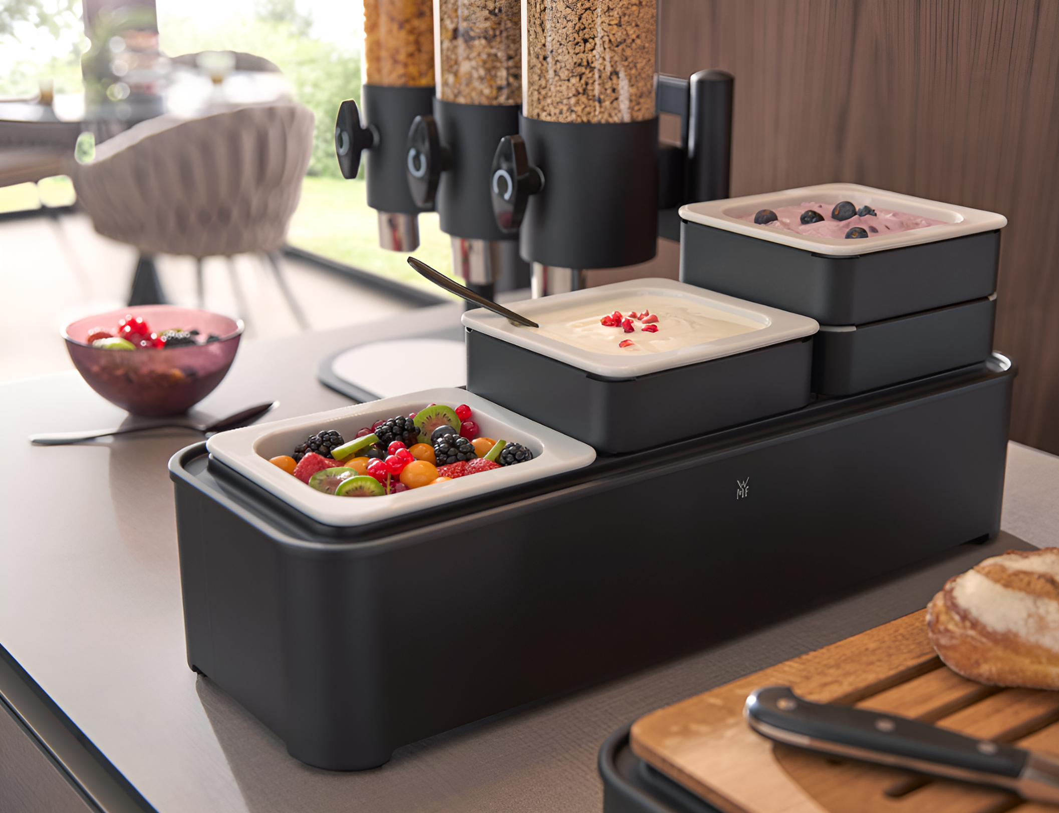 Sistem de buffets modern WMF cu dispensere de cereale și recipiente separate pentru iaurt și fructe în negru mat premium